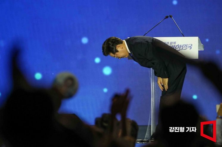 [포토] 당원들에게 감사 인사하는 이재명 당대표 당선인