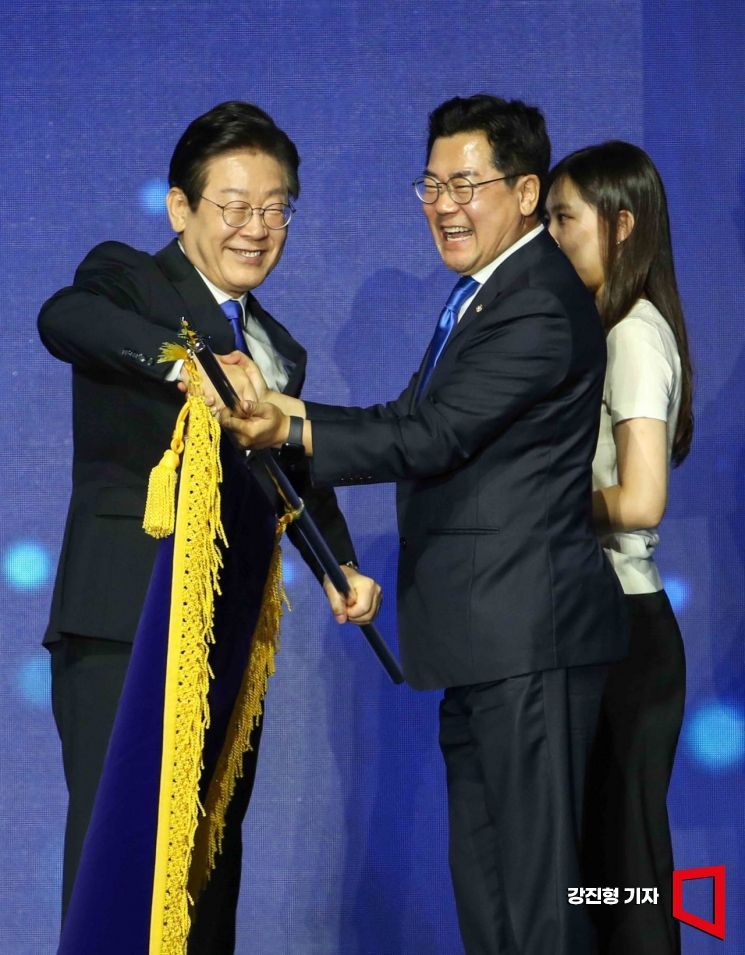 [포토] 당기 전달 받는 이재명 민주당 당대표 당선인