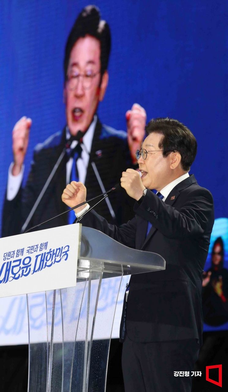 [포토] 주먹 불끈 쥐고 수락연설하는 이재명 당대표 당선인