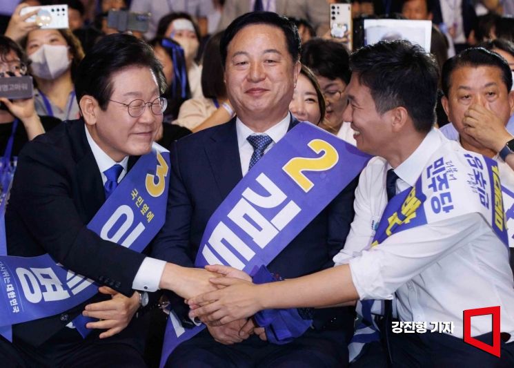 [포토] 김지수 후보에게 축하 받는 이재명 당대표 당선인