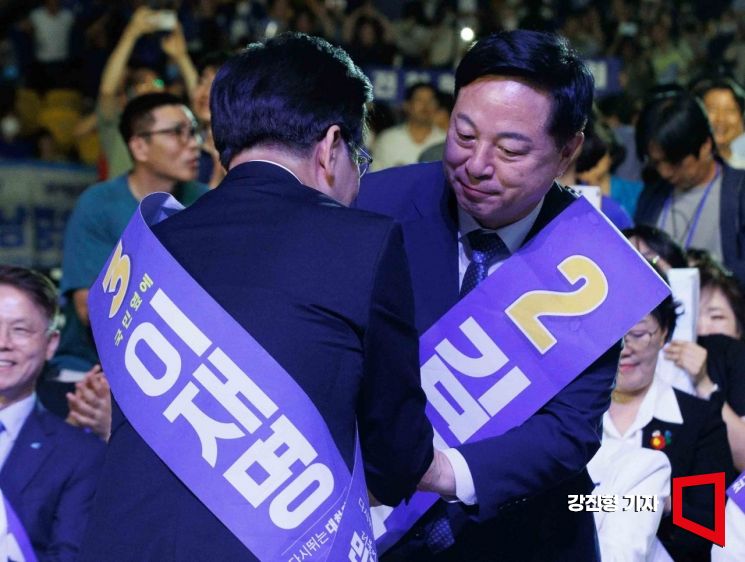 [포토] 악수하는 이재명 당대표 당선인-김두관 후보