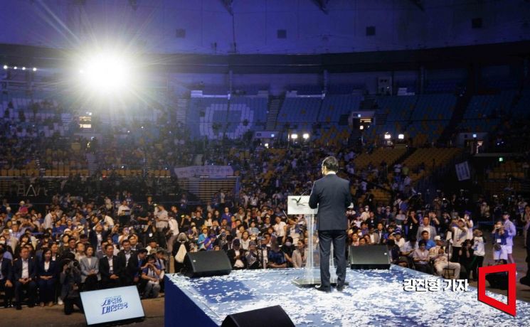 이재명 더불어민주당 당대표 당선인이 18일 서울 송파구 올림픽공원 KSPO돔에서 열린 '2024년 더불어민주당 제1차 정기전국당원대회'에서 수락연설을 하고 있다. 사진=강진형 기자aymsdream@