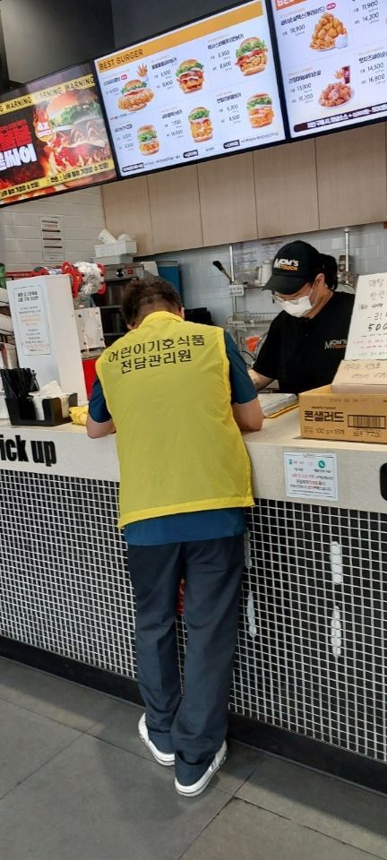 중랑구, 학교 앞 먹거리 안전 지킨다...개학맞이 어린이 기호식품 조리·판매업소 점검