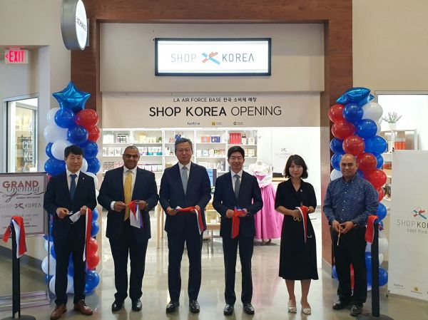 KOTRA held the opening ceremony of 'SHOP KOREA,' a permanent sales store for Korean consumer goods, on the 19th (local time) at the Los Angeles Air Force Base in California, USA. From left: Choi Kwang-woo, Director of Jeollanam-do America Office; Omar Sadek, CEO of Phanlax Group; Kim Young-wan, Consul General in Los Angeles; Park Geun-hyung, Director of KOTRA Los Angeles Trade Center; Lee Young-ah, Director of Gyeongsangnam-do America Office; Leo Aguado, Business Services Manager at Los Angeles Air Force Base. [Photo by KOTRA]