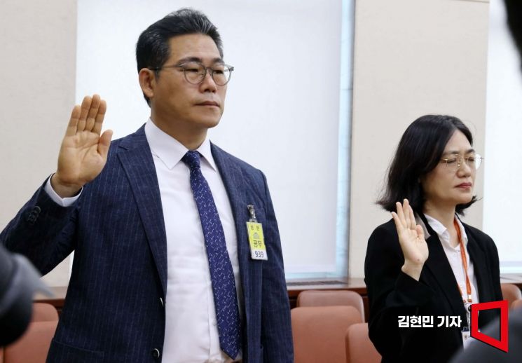 지난 8월 20일 국회에서 열린 행정안전위원회의 '세관 연루 마약 밀반입 사건 수사 외압 의혹 청문회'에서 백해룡 강서경찰서 화곡지구대장(당시 영등포서 형사과장) 등 증인들이 선서하고 있다. 김현민 기자