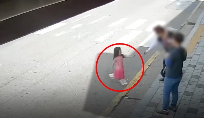 집 근처에서 친오빠들과 놀다가 혼자 길을 잃어버린 4세 여자아이가 시민과 경찰의 도움을 받아 무사히 가족 품으로 돌아갔다. [사진출처=유튜브 채널 '경기남부경찰']