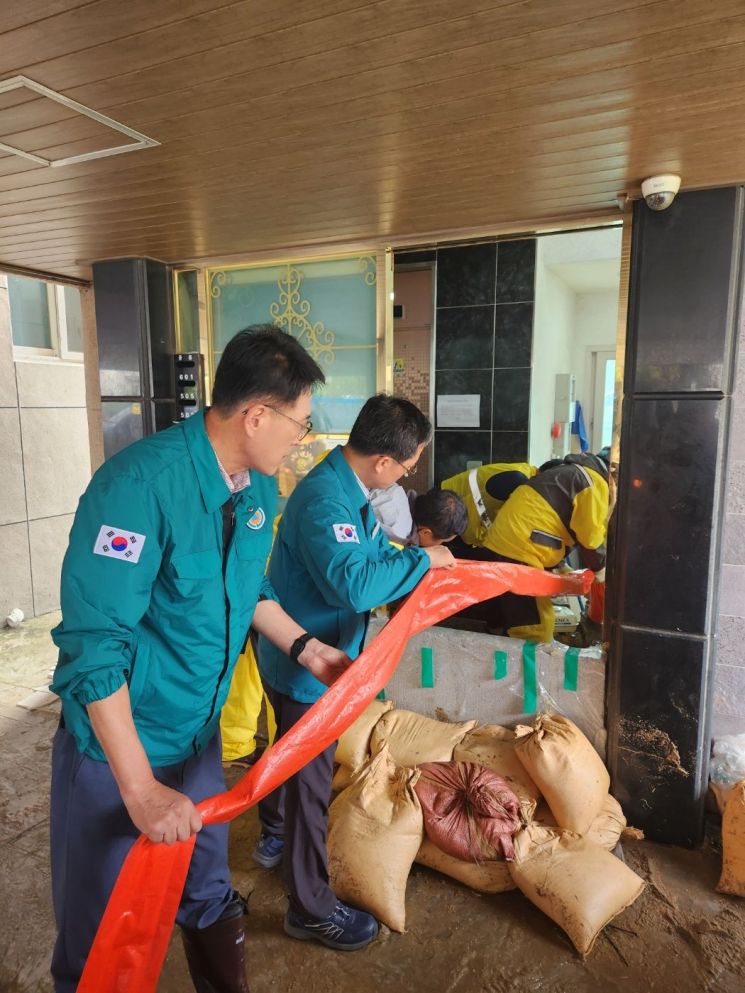 수해복구를 돕고있는 이순걸 울주군수(왼쪽)와 소유섭 새울원자력본부장.