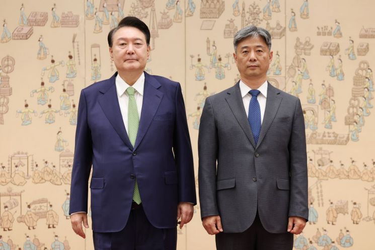 윤석열 대통령이 20일 서울 용산 대통령실 청사에서 열린 재외공관장 신임장 수여식에서 최영한 주브라질 대사에게 신임장을 수여한 뒤 기념 촬영을 하고 있다. [이미지출처=연합뉴스]