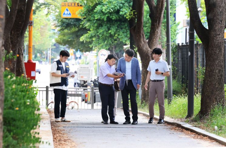 오승록 노원구청장 노원중·당현초 사이 보행로 녹지 재정비 현장 점검