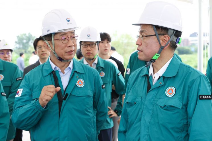 박상우 국토교통부 장관과 최상목 부총리 겸 기획재정부 장관이 20일 경기 부천시의 한국토지주택공사(LH) 신축매입임대 및 부천대장 3기 신도시 건설현장을 찾았다. [사진제공=국토교통부]