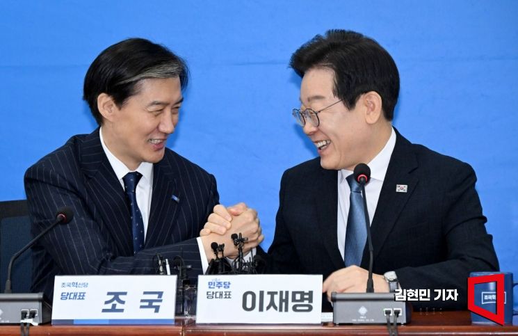 이재명 더불어민주당 대표가 21일 국회에서 조국 조국혁신당 대표와 만나 손을 맞잡고 있다. 사진=김현민 기자 kimhyun81@