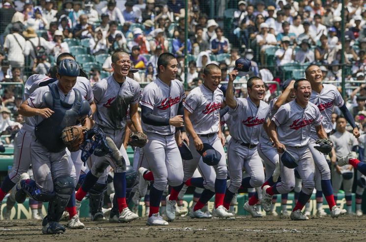 일본 내 한국계 민족학교인 교토국제고 야구 선수들이 21일 일본 효고현 니시노미야 한신 고시엔구장에서 열린 전국 고교야구선수권대회(여름 고시엔) 준결승전에서 승리를 확정한 뒤 기뻐하고 있다. 교토국제고는 이날 아오모리야마다고교와 경기에서 3-2로 이겨 처음으로 여름 고시엔 결승에 진출했다. [이미지출처=연합뉴스]