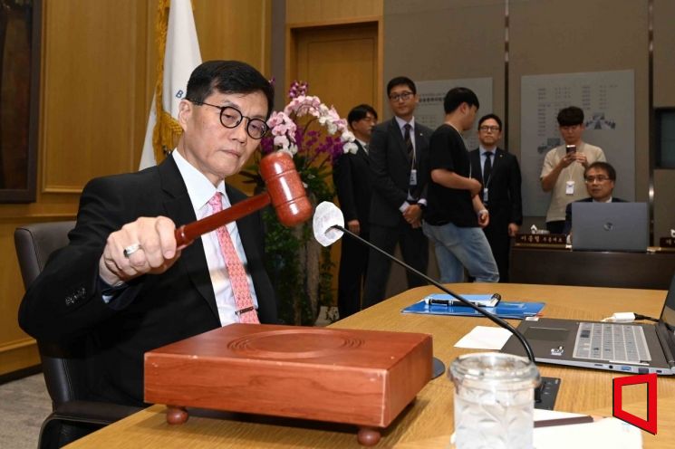 이창용 한국은행 총재가 22일 서울 중구 한국은행 본관에서 열린 금융통화위원회 본회의에서 의사봉을 두드리고 있다. 사진=사진공동취재단