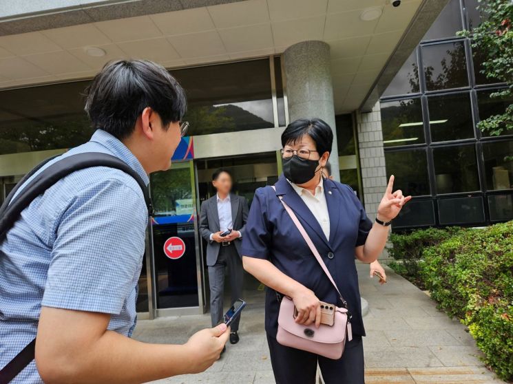 김미나 경남 창원시의원이 법정동을 나서며 취재진 질문을 받고 있다. [사진=이세령 기자]