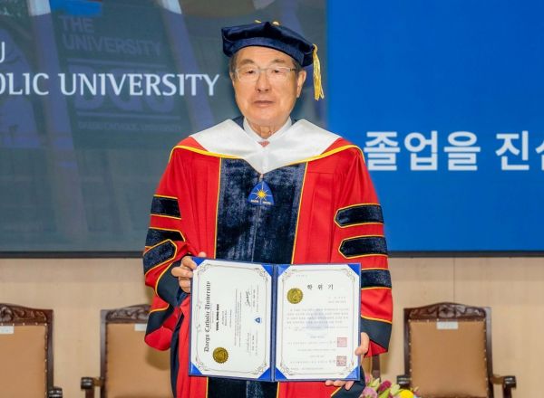 윤동한 한국콜마 회장, 이순신학과 1호 박사 됐다