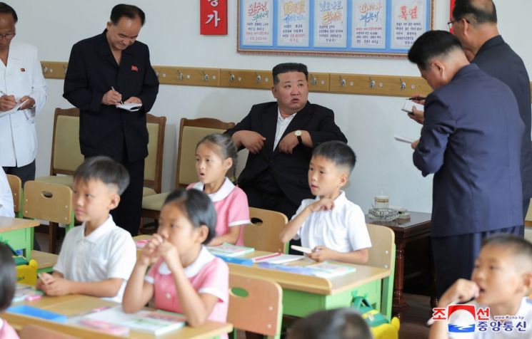 리설주도 못말린 애연가 김정은…딸 주애 손에 성냥갑, 초등생 교실에 재떨이