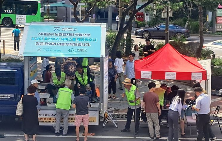 “칼 갈아 줍니다”…고령층엔 일자리, 주민에겐 무료 서비스