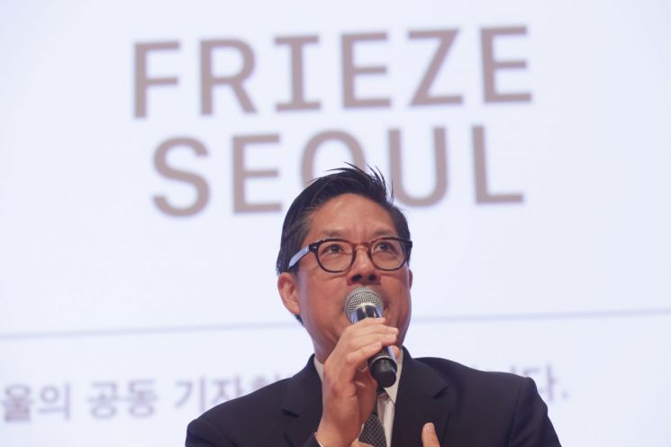 22일 오전 서울 중구 신라호텔에서 열린 아트페어 '키아프 서울' '프리즈 서울' 2024 공동 기자간담회에서 패트릭 리 프리즈서울 디렉터가 취재진의 질문에 답하고 있다. [이미지출처=연합뉴스]