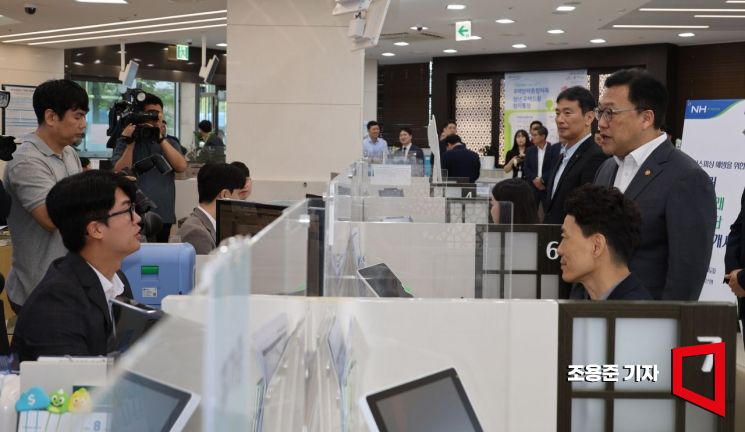 [포토] 여신거래 안심차단 영업장 둘러보는 김병환 위원장
