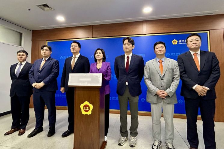 "집 튼튼히 지어야" vs "타고온 배 태워야"…이준석 국힘 복당설 시끌
