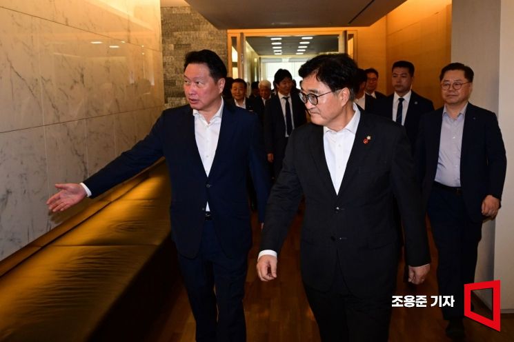 [포토] 간담회장 이동하는 우원식국회의장과 최태원 회장