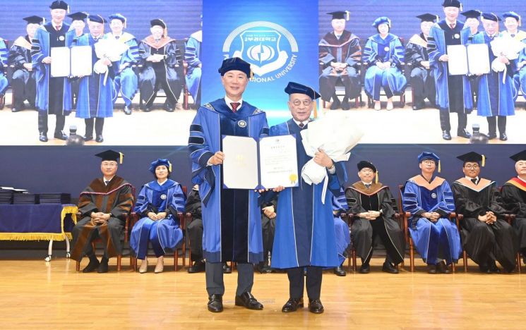 국립부경대, 강의구 부산영사단장에 명예졸업장 수여