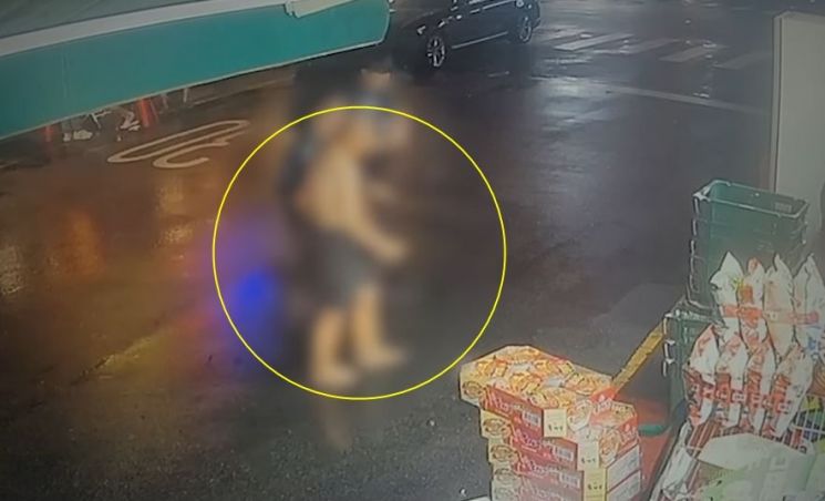 맨발로 빗길 헤매다 저체온증…70대 치매 노인, 경찰 도움에 무사 귀가