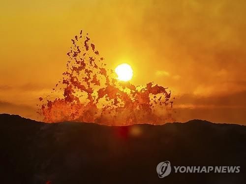 '구경할 때 아닌데'…"지진 이후 용암 솟구쳐" 또 화산 폭발한 아이슬란드