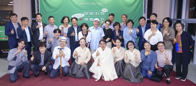 강기정 광주시장이 지난 23일 오후 서구 서빛마루문화예술회관에서 '신명'의 마당극 '아버지의 해방일지' 공연을 관람한 뒤 출연 배우 등과 기념 촬영을 하고 있다.[사진제공=광주광역시]