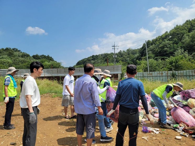 공무원이 쓰레기 더미 뒤져 주민이 버린 1500달러 찾아줘…안동시 김주완 주무관