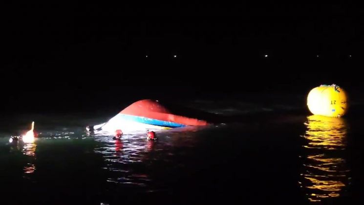 24일 밤 9시 4분께 부안군 격포항 남서쪽 약 8km 장은서 인근 해상에서 1.74t 자망어선 A 호가 뒤집혔다. 인근에서 조업하던 B 호가 승선원 4명을 모두 구조했다. 사진은 부안해경 구조대가 어선 A호에 리프트 백을 설치하고 있다.[사진제공=부안해경]