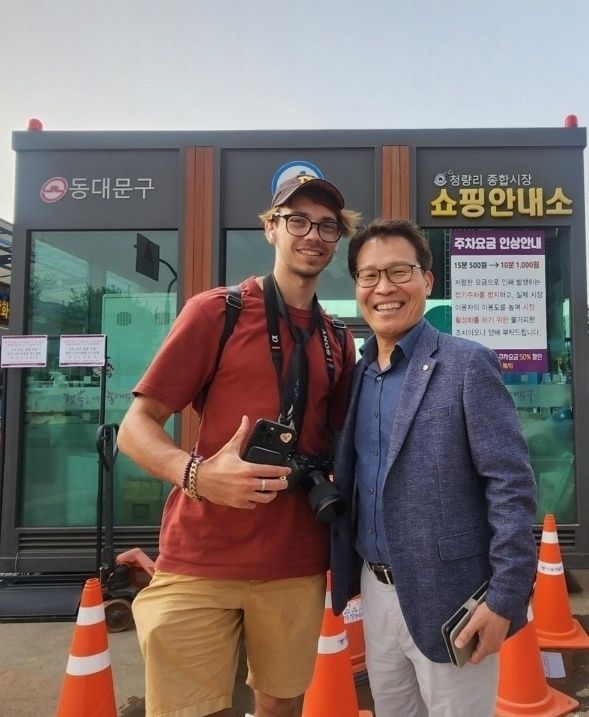 이인근 동대문구 부구청장이 최근 청량리종합시장 순찰 나갔다가 만난 외국인과 기념 사진을 찍었다.