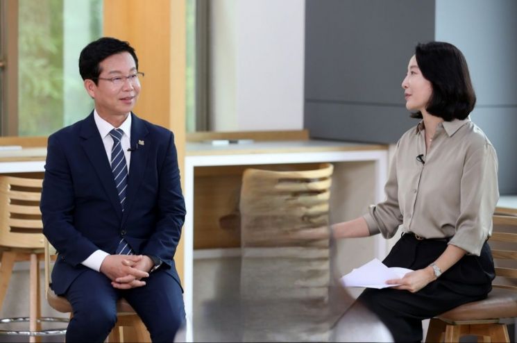 호남대 김유미 교수, 박병규 광산구청장과 프로그램 진행