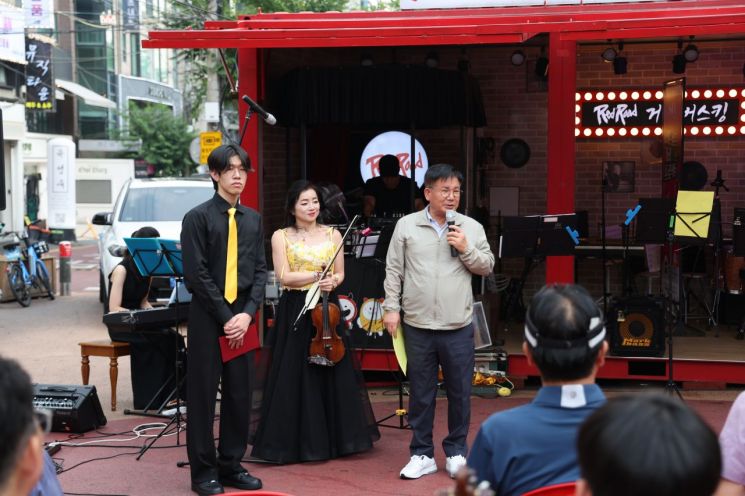 박강수 마포구청장 홍대 레드로드 이상희앤프랜즈 바이올린 공연 찾아 