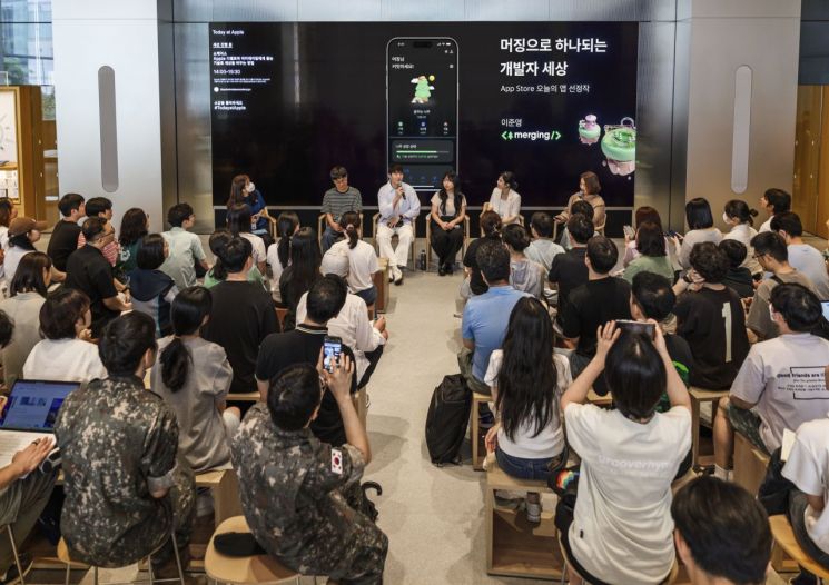 지난 24일 애플 명동에서 '애플 디벨로퍼 아카데미' 수료생 4명이 포항에서 보낸 9개월간의 교육 과정에 대한 이야기를 청중들과 공유했다. [사진 제공= 애플]