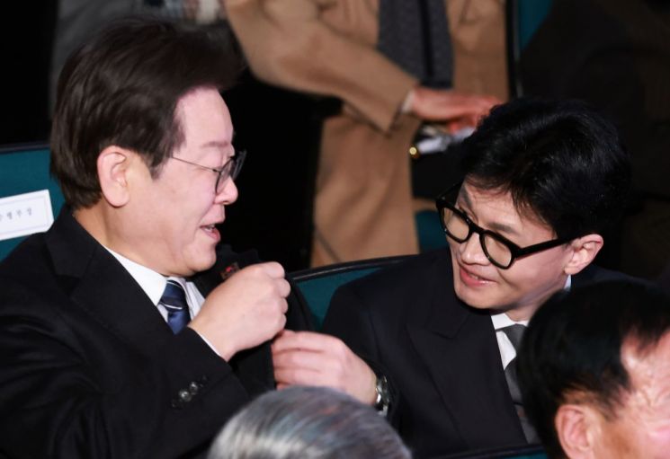 대화하는 한동훈 비대위원장-이재명 대표
    (서울=연합뉴스) 홍해인 기자 = 국민의힘 한동훈 비상대책위원장(오른쪽)과 더불어민주당 이재명 대표가 1일 서울 중구 유관순 기념관에서 열린 제105주년 3.1절 기념식에서 대화하고 있다. 2024.3.1
    hihong@yna.co.kr
(끝)


＜저작권자(c) 연합뉴스, 무단 전재-재배포, AI 학습 및 활용 금지＞