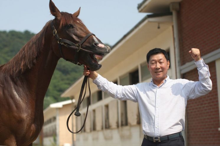 한국경마 전설 되다… 김영관 조교사 1500승 올라