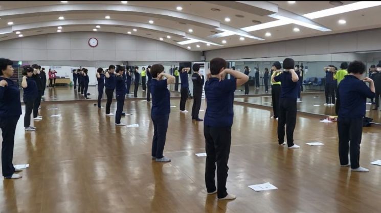 한국수력원자력 고리원자력본부 상주 협력사 직원들이 함께 모여 근골격계질환 예방 스트레칭을 하고 있다.