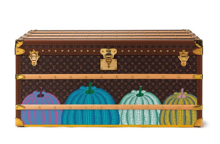 루이비통 × 야요이 쿠사마, [Courrier Lozine 110], pumpkin graphic on monogram coated-canvas trunk [사진제공 = 서울옥션]