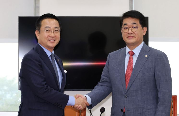 국민의힘 배준영(오른쪽), 더불어민주당 박성준 원내수석 부대표가 26일 오후 국회에서 정기국회 일정과 관련한 브리핑에 앞서 손잡고 있다. [이미지출처=연합뉴스]