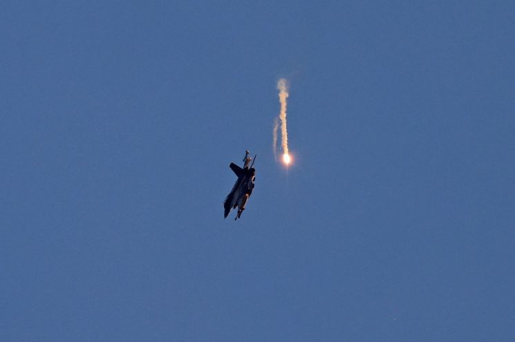 이스라엘군 전투기
(AFP=연합뉴스) 25일(현지시간) 새벽 출격한 이스라엘군 전투기가 자국 영공으로 날아드는 헤즈볼라 로켓을 요격하기 위해 플레어를 발사하는 모습.