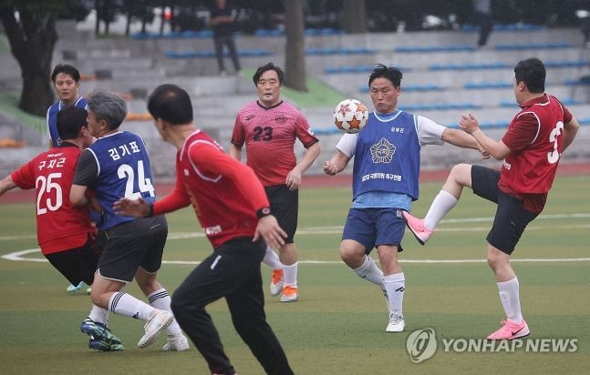 여야, 2년 만에 친선 축구대회 개최해…“파란색과 붉은색 어우러져”