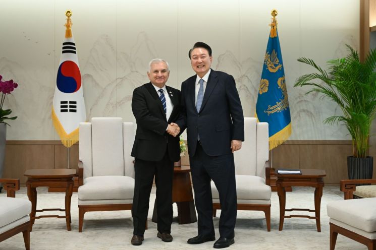 尹, 미 상원 군사위원장 접견…한미동맹 방안 의견 교환 