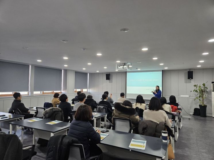 강북구 느린학습자 교육사업에 관계된 공무원들이 ‘정서행동 위기학생 및 느린학습자 이해 교육’에 참여해 느린학습자들에 대한 지원방법을 모색하고 있다. 강북구 제공.