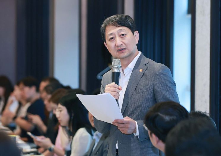 26일 안덕근 산업통상자원부 장관이 기자간담회에서 주요 현안에 대해 설명하고 있다.