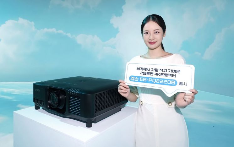 27일 서울 광진구 파이팩토리 스튜디오에서 열린 한국엡손 신제품 발표회에서 모델이 3LCD 고광량 프로젝터 'PQ22/20' 시리즈와 생성형 AI를 활용한 '뉴미디어아트 전시 - TIME SLIP'을 소개하고 있다. [사진제공=한국엡손] [이미지출처=연합뉴스]