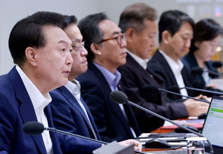 윤석열 대통령이 27일 서울 용산 대통령실 청사에서 열린 국무회의에서 발언하고 있다. [이미지출처=연합뉴스]