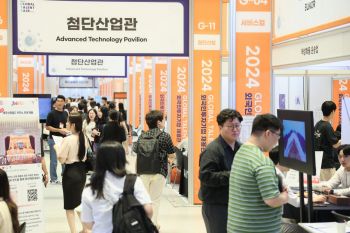 27일 서울 강남구 삼성동 코엑스에서 열린 '2024 글로벌 탤런트 페어' 현장에서 구직자들이 취업 상담을 하고 있다.[사진제공=코트라]