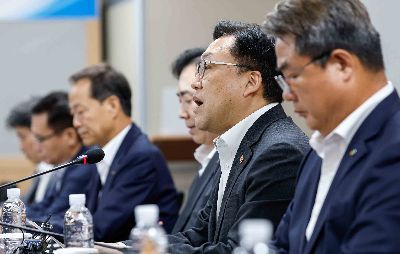 김병환 금융위원회 위원장이 28일 서울 여의도 보험개발원에서 열린 '금융위원장-보험업권 간담회'에 참석해 모두발언 하고 있다. 사진=강진형 기자aymsdream@