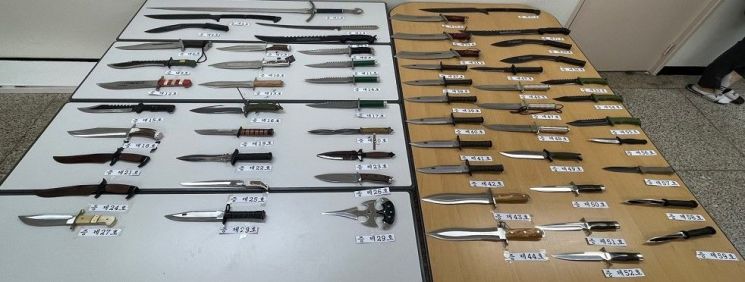 현장에서 압수된 도검 59정 [사진제공=서울경찰청]
